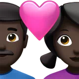 하트가 있는 커플 - 남자: 어두운 피부 톤, 여자: 어두운 피부 톤 — Apple