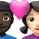 하트가 있는 커플 - 남자: 어두운 피부 톤, 여자: 밝은 피부 톤 — Apple