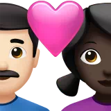 하트가 있는 커플 - 남자: 밝은 피부 톤, 여자: 어두운 피부 톤 — Apple