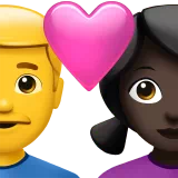 하트가 있는 커플 - 남자: 피부 톤 없음, 여자: 어두운 피부 톤 — Apple