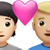 하트가 있는 커플: 사람, 남자, 밝은 피부 톤, Medium-밝은 피부 톤 — Apple