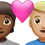 하트가 있는 커플: 사람, 남자, 약간 어두운 피부 톤, Medium-밝은 피부 톤 — Apple