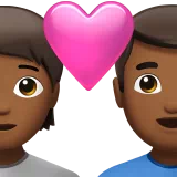 하트가 있는 커플: 사람, 남자, 약간 어두운 피부 톤 — Apple