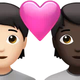 마음을 가진 커플 : 사람, 사람, 밝은 피부 톤, 어두운 피부 톤 — Apple