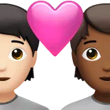 심장이 있는 커플: 사람, 사람, 밝은 피부 톤, 중간 어두운 피부 톤 — Apple