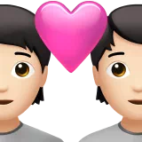 하트가 있는 커플: 사람, 사람, 밝은 피부 톤 — Apple