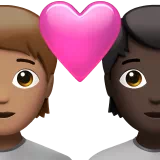 심장을 가진 커플: 사람, 사람, 중간 피부 톤, 어두운 피부 톤 — Apple