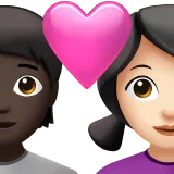하트가 있는 커플: 사람, 여자, 어두운 피부 톤, 밝은 피부 톤 — Apple