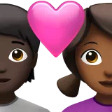 하트가 있는 커플: 사람, 여자, 어두운 피부 톤, 약간 어두운 피부 톤 — Apple