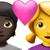 하트가 있는 커플: 사람, 여자, 어두운 피부 톤, 피부 톤 없음 — Apple