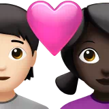 하트가 있는 커플: 사람, 여자, 밝은 피부 톤, 어두운 피부 톤 — Apple