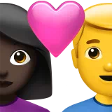 하트가 있는 커플 - 여자: 어두운 피부 톤, 남자: 피부 톤 없음 — Apple