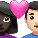 마음을 가진 커플: 여자, 남자, 어두운 피부 톤, 밝은 피부 톤 — Apple