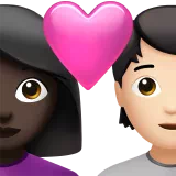하트가 있는 커플: 여자, 사람, 어두운 피부 톤, 밝은 피부 톤 — Apple