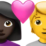 하트가 있는 커플: 여자, 사람, 어두운 피부 톤, 피부 톤 없음 — Apple