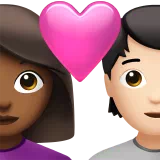 하트가 있는 커플: 여자, 사람, 약간 어두운 피부 톤, 밝은 피부 톤 — Apple