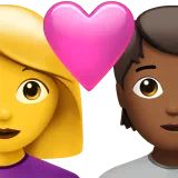 하트가 있는 커플: 여자, 사람, 피부 톤 없음, 약간 어두운 피부 톤 — Apple
