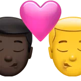 키스 - 남자: 어두운 피부 톤, 남자: 피부 톤 없음 — Apple