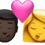 키스 - 남자: 어두운 피부 톤, 여자: 피부 톤 없음 — Apple