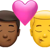 키스 - 남자: 약간 어두운 피부 톤, 남자: 피부 톤 없음 — Apple