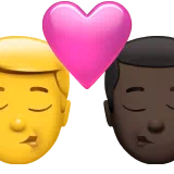 키스 - 남자: 피부 톤 없음, 남자: 어두운 피부 톤 — Apple