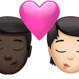 키스: 남자, 사람, 어두운 피부 톤, 밝은 피부 톤 — Apple