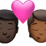 키스: 남자, 사람, 어두운 피부 톤, 약간 어두운 피부 톤 — Apple