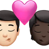 키스: 남자, 사람, 밝은 피부 톤, 어두운 피부 톤 — Apple