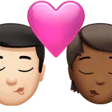 키스: 남자, 사람, 밝은 피부 톤, 약간 어두운 피부 톤 — Apple