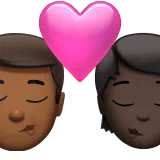 키스: 남자, 사람, 약간 어두운 피부 톤, 어두운 피부 톤 — Apple