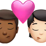 키스: 남자, 사람, 약간 어두운 피부 톤, 밝은 피부 톤 — Apple