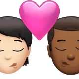 키스: 사람, 남자, 밝은 피부 톤, 약간 어두운 피부 톤 — Apple