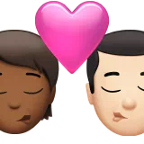 키스: 사람, 남자, 약간 어두운 피부 톤, 밝은 피부 톤 — Apple