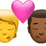 키스: 사람, 남자, 피부 톤 없음, 약간 어두운 피부 톤 — Apple