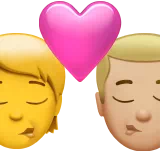 키스: 사람, 남자, 피부 톤 없음, Medium-밝은 피부 톤 — Apple