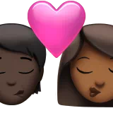 키스: 사람, 여자, 어두운 피부 톤, 약간 어두운 피부 톤 — Apple