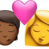 키스: 사람, 여자, 약간 어두운 피부 톤, 피부 톤 없음 — Apple