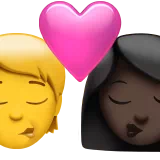 키스: 사람, 여자, 피부 톤 없음, 어두운 피부 톤 — Apple