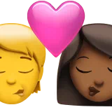 키스: 사람, 여자, 피부 톤 없음, 약간 어두운 피부 톤 — Apple