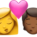 키스: 여자, 사람, 피부 톤 없음, 약간 어두운 피부 톤 — Apple