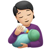 아기에게 수유하는 사람: 밝은 피부 톤 — Apple