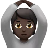 OK 제스처를 하는 사람: 어두운 피부 톤 — Apple