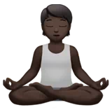 연꽃 자세의 사람: 어두운 피부 톤 — Apple