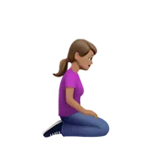 Woman Kneeling Facing Right: Medium Skin Tone — Apple